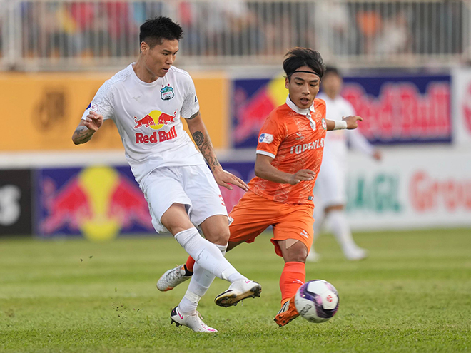 Kim Dong Su (áo trắng) hiện là một trong những hậu vệ có khả năng phán đoán tốt nhất tại môi trường V-League