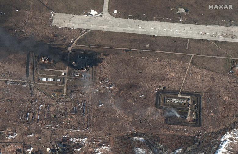 Sân bay Chuhuiv ở Kharkiv bị trúng không kích của Nga hôm 24.2 (ảnh: Reuters)