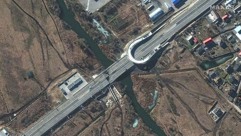 Một cây cầu ở Stoyanka, phía tây&nbsp;Kiev bị đánh sập hôm 28.2 (ảnh: Reuters)