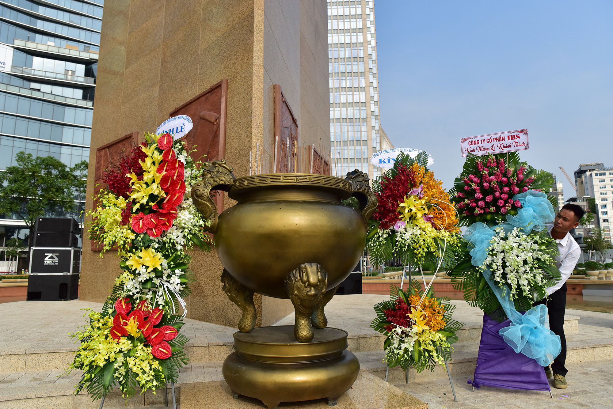Reset the incense burner at Tran Hung Dao monument - 2