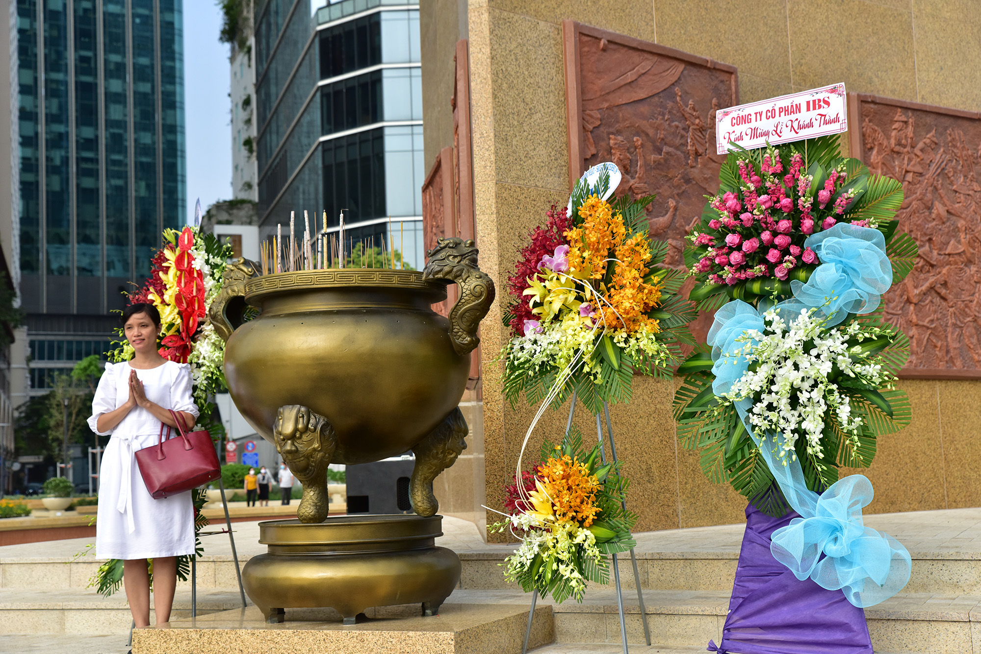 Reset the incense burner at Tran Hung Dao monument - 3