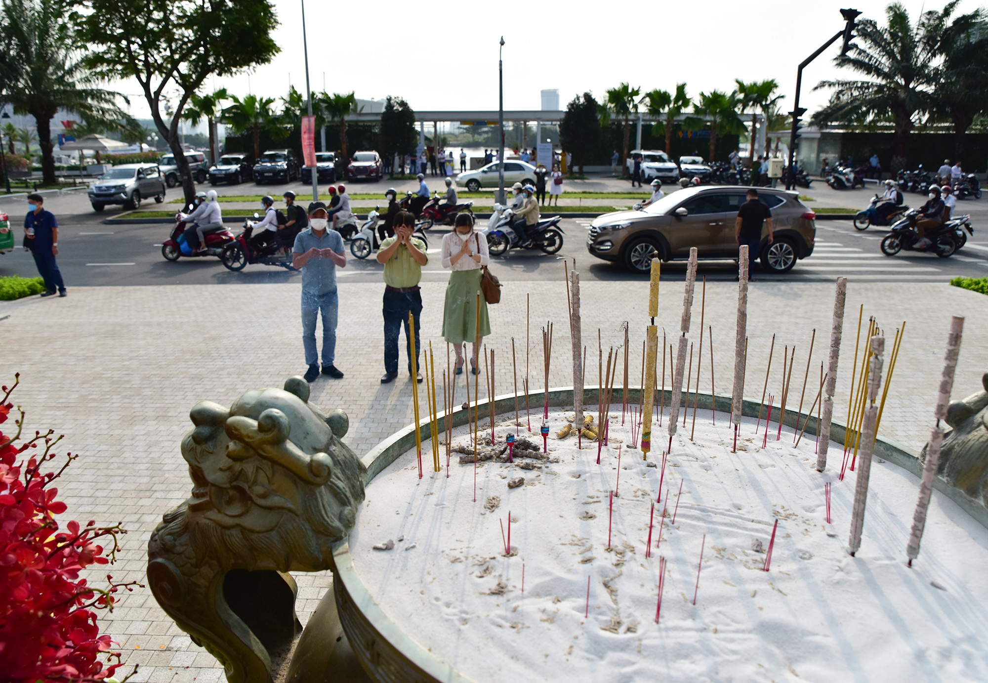 Reset the incense burner at Tran Hung Dao monument - 4