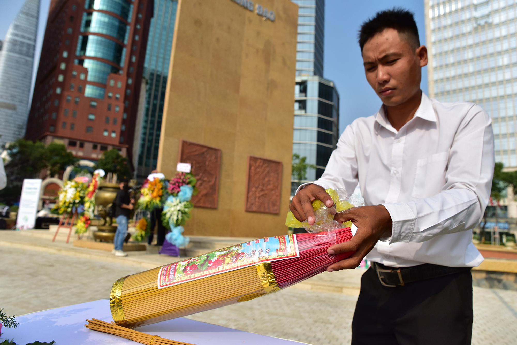 Reset the incense burner at Tran Hung Dao monument - 6
