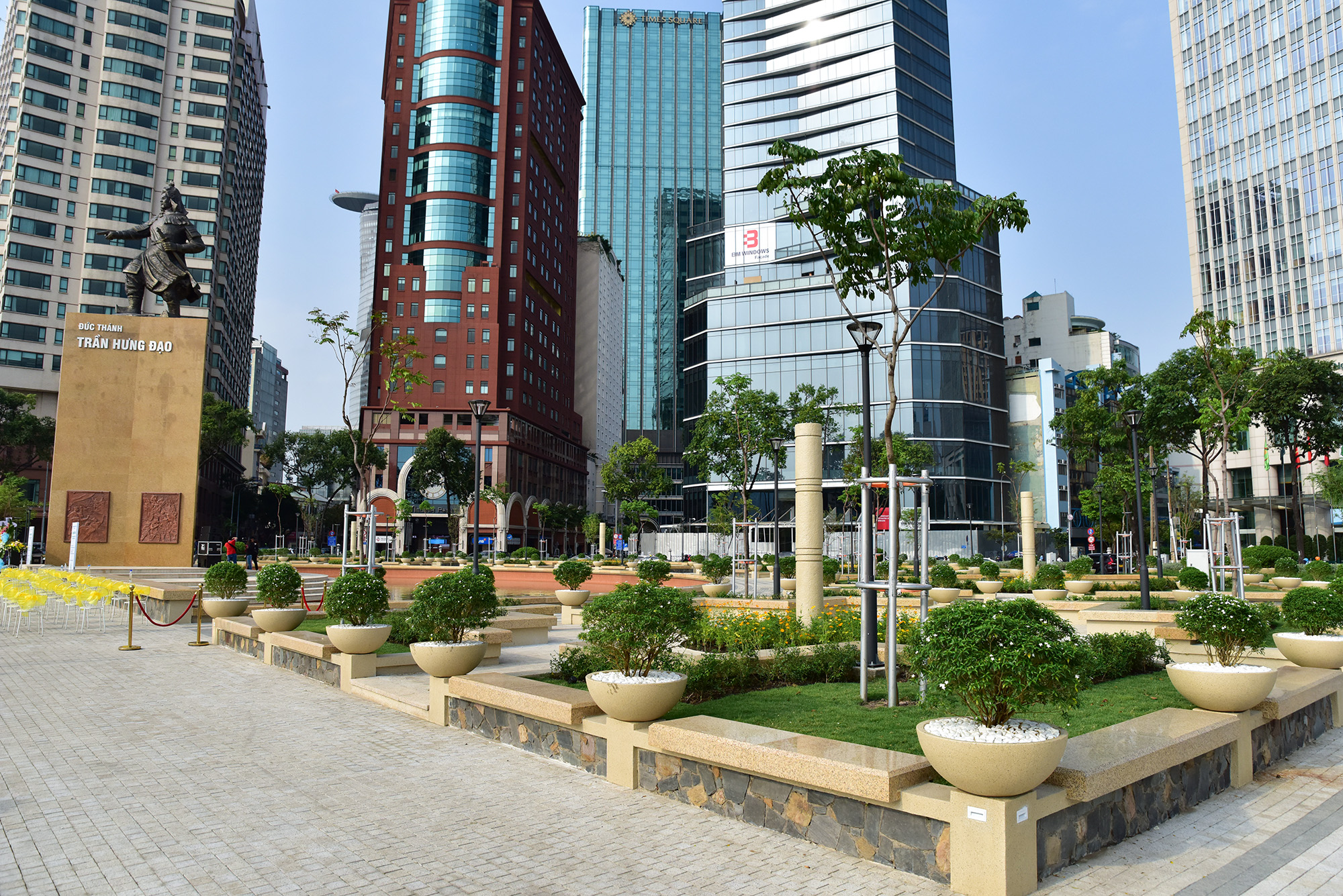 Reset the incense burner at Tran Hung Dao monument - 9