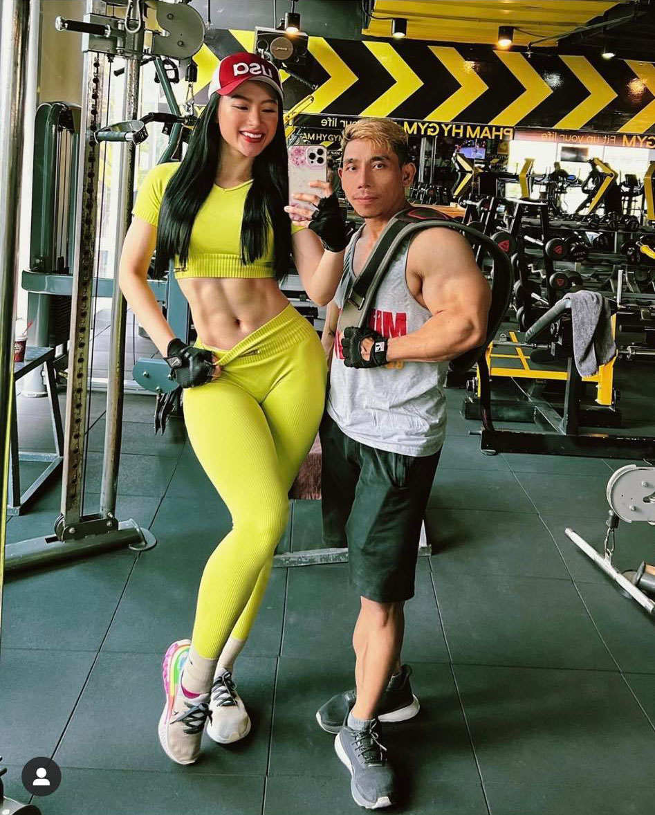 Angela Phuong Trinh lifted her shirt to show off her abs, making everyone admire - 1