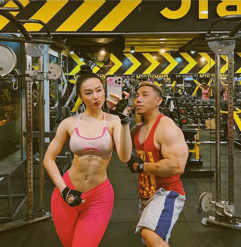 Angela Phuong Trinh lifted her shirt to show off her abs, making everyone admire - 4