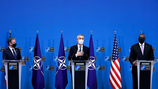 Ngoại trưởng Mỹ Antony Blinken (trái), Tổng thư ký NATO Jens Stoltenberg (giữa) và Bộ trưởng Quốc phòng Mỹ Lloyd Austin (phải) trong một cuộc họp báo chung ở trụ sở NATO tại Bỉ hồi tháng 2. Ảnh: CNN