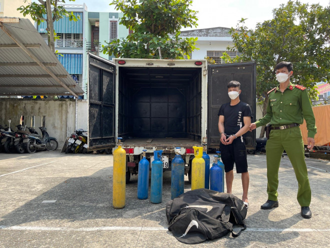 Đ. bị bắt khi đang làm "dịch vụ" ship khí cười tận nơi cho dân chơi Đà Nẵng