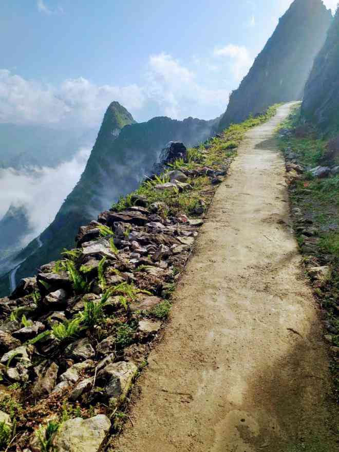 Conquering the god cliff - the precarious walking path by the abyss - 1