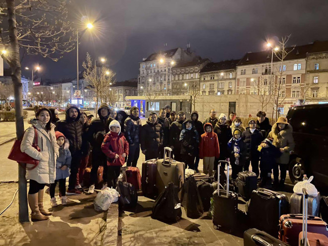Đại sứ quán, cộng đồng tại Hungary đón, hỗ trợ bà con sơ tán từ Ukraine ngày 5-3