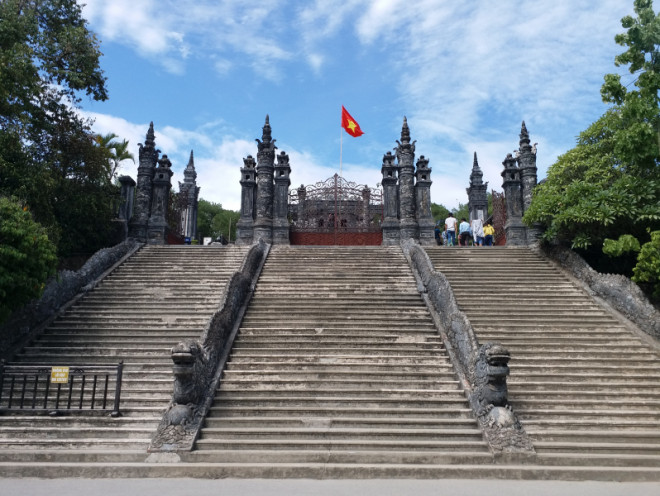 Visiting the mausoleum of King Nguyen is chosen by many tourists when coming to Hue - 3