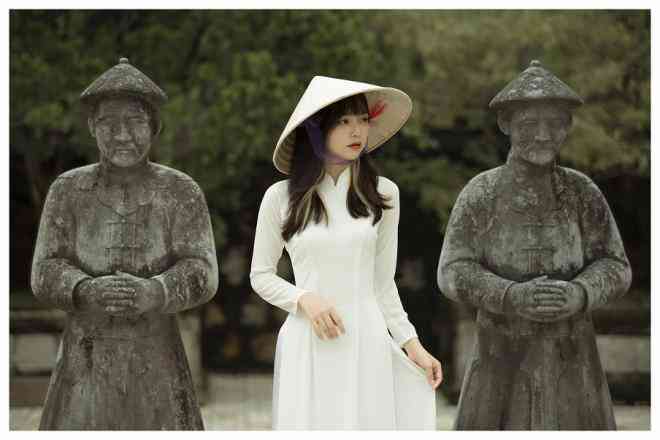 Visiting the mausoleum of King Nguyen is chosen by many tourists when coming to Hue - 5