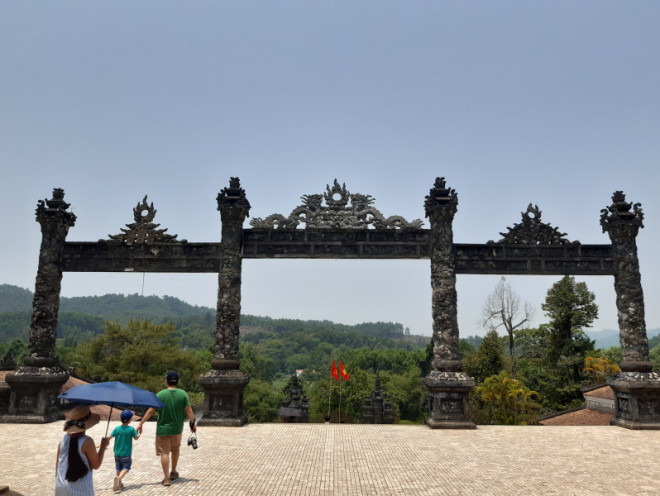 Visiting the mausoleum of King Nguyen is chosen by many tourists when coming to Hue - 8