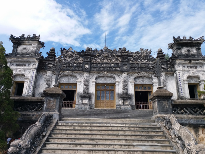 Visiting the mausoleum of King Nguyen is chosen by many tourists when coming to Hue - 12