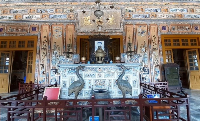 Visiting the mausoleum of King Nguyen is chosen by many tourists when coming to Hue - 13