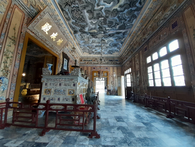Visiting the mausoleum of King Nguyen is chosen by many tourists when coming to Hue - 15