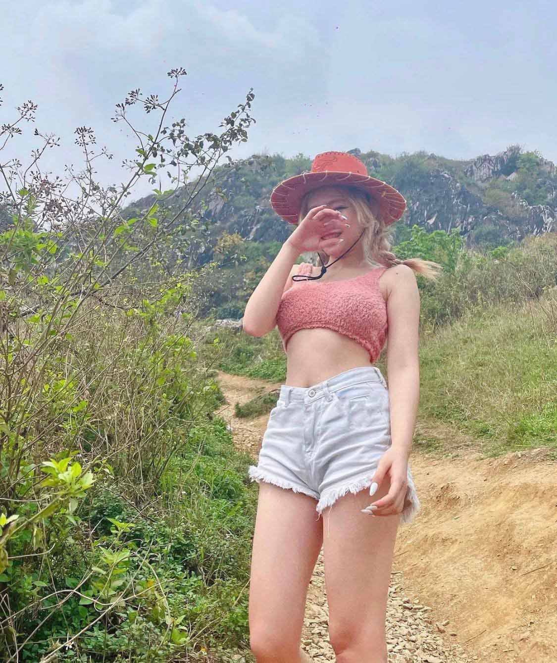 The beautiful girl from Lang Son in short clothes wearing climbing slippers was criticized "lost"  - first