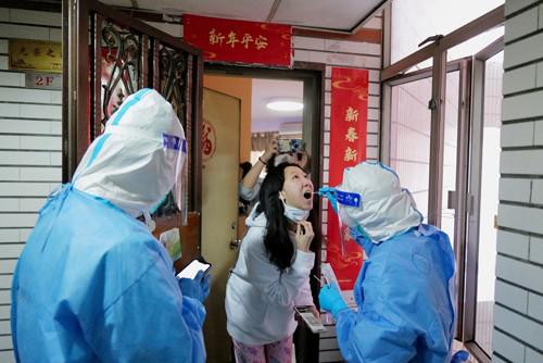 Lấy mẫu xét nghiệm Covid-19 tại một khu dân cư bị phong tỏa ở TP Thâm Quyến - Trung Quốc hôm 14-3. Ảnh: REUTERS
