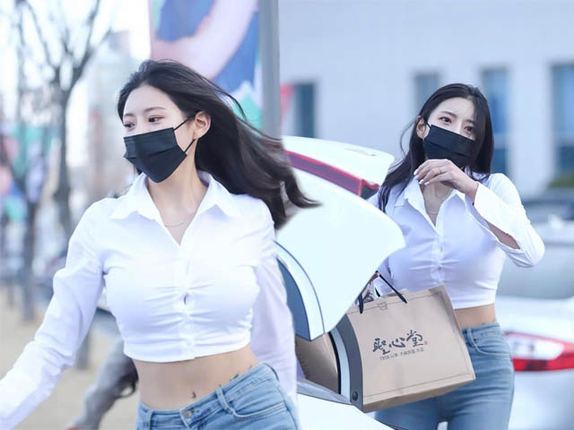 Cô gái Hàn Quốc gây chú ý ở bãi đỗ xe nhờ diện áo sơ mi tôn eo thon ngực đầy
