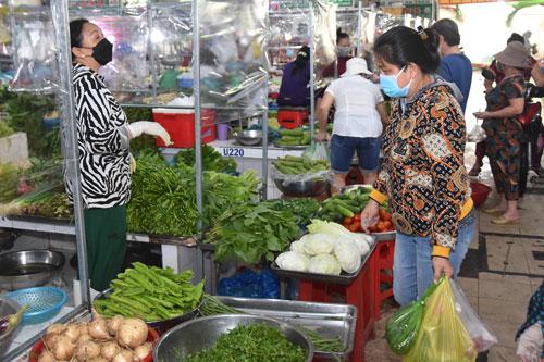 Nhiều mặt hàng tiêu dùng tăng giá, ảnh hưởng đến đời sống người dân Ảnh: TẤN THẠNH