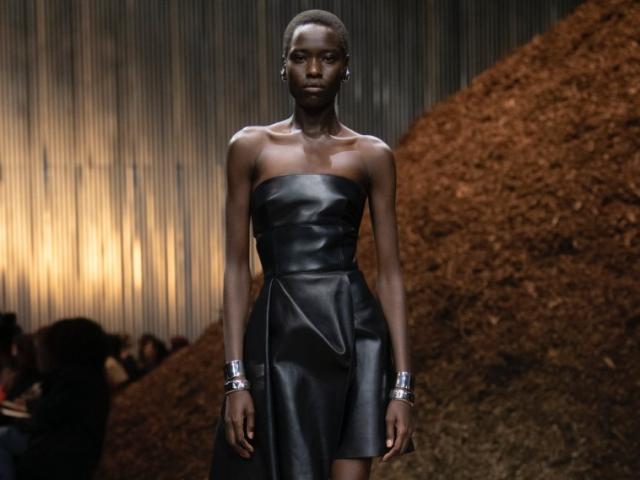 Thời trang - Alexander McQueen lấy cảm hứng từ "sợi nấm" cho bộ sưu tập mới