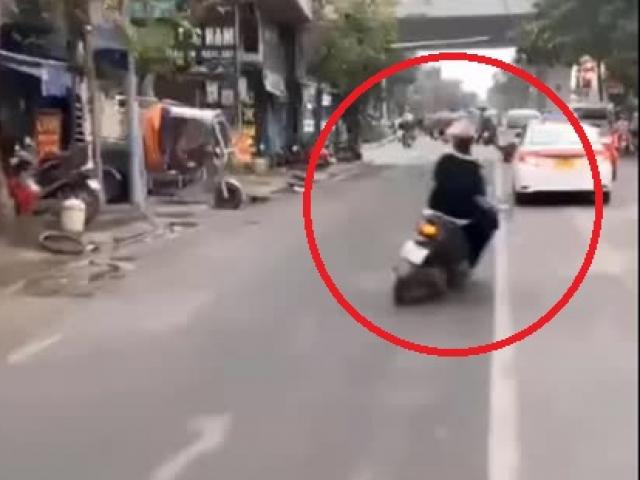 Tin tức trong ngày - Clip: “Quái xế” chạy xe kinh hoàng khiến hàng loạt tài xế "đứng hình", lái xe dạt phải né tai họa