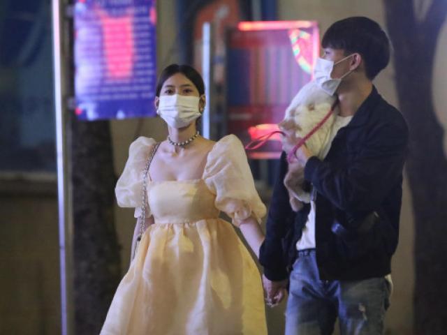 Tin tức trong ngày - Phố đi bộ hồ Gươm tấp nập ngày đầu mở cửa trở lại