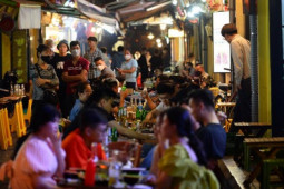 Thị trường - Tiêu dùng - Người Hà Nội đổ xô tới phố đêm, bar – pub sáng đèn đón khách