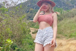 Thời trang - Cô gái xinh đẹp quê Lạng Sơn diện đồ ngắn đi dép lê leo núi bị chê "lạc quẻ"