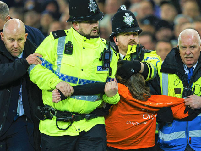 Bóng đá - Fan cuồng hành động khó hiểu khiến trận Everton - Newcastle bù giờ 19 phút