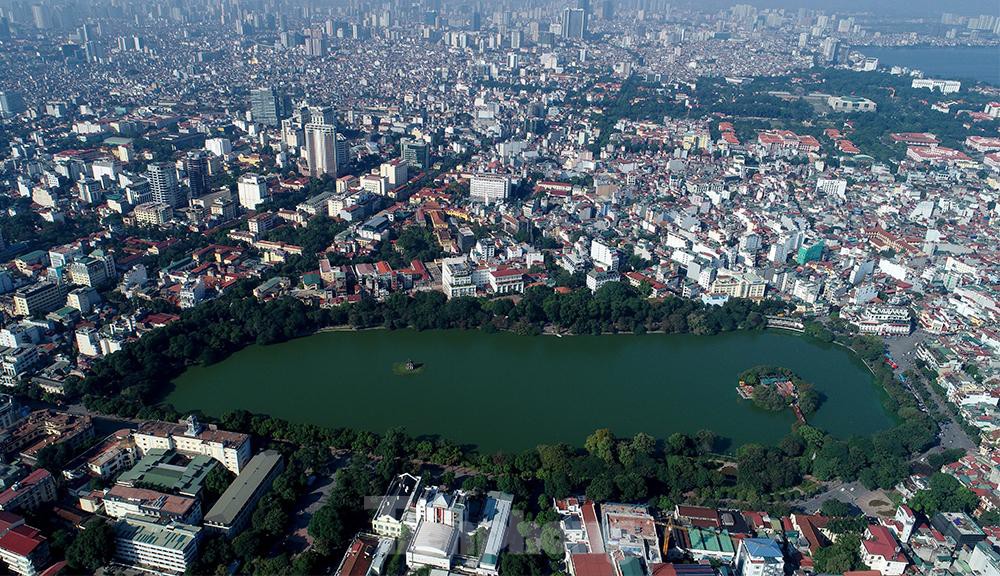 Hồ Hoàn Kiếm hay còn gọi là Hồ Gươm. Đây là một hồ nước ngọt tự nhiên nằm ở trung tâm thành phố Hà Nội có diện tích khoảng 12 ha.