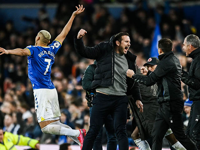 Bóng đá - Choáng HLV Lampard gãy tay vì ăn mừng "bàn thắng vàng" của Everton