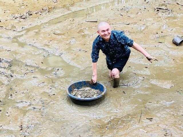 Phim - "Vua hài đất Bắc" về quê mò cua bắt cá, đi câu lươn