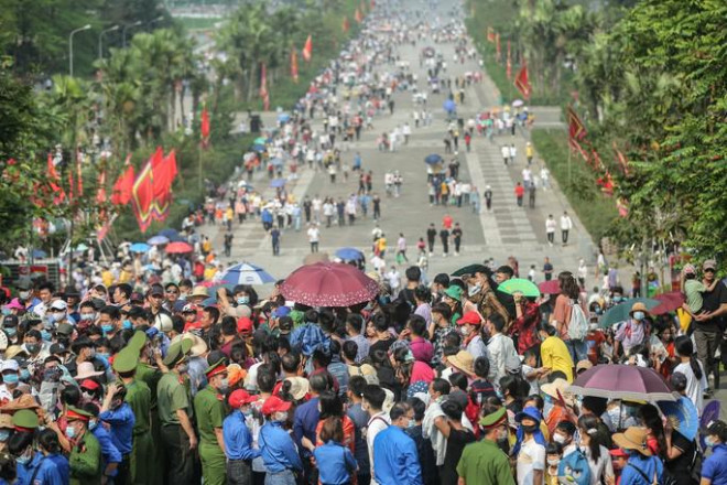 Hàng vạn người dân đổ về Đền Hùng trong ngày giỗ Tổ Hùng Vương năm 2021