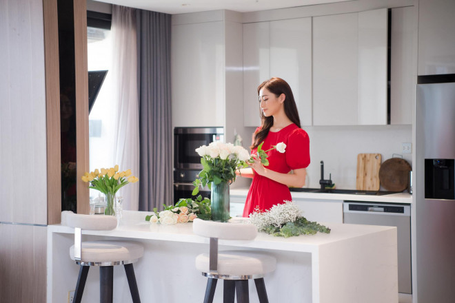Nàng Hậu thiết kế hệ tủ kịch trần và nhiều thiết bị hiện đại cho căn bếp. Lương Thuỳ Linh cũng tiết lộ sở thích ở nhà của mình là cắm hoa, nấu ăn, làm bánh và bày biện.