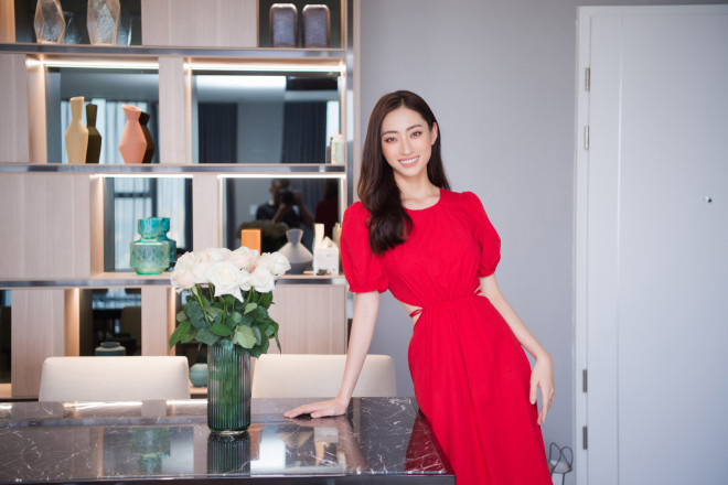Ngoài ra, việc lựa chọn những gam màu chủ đạo như xám, trắng cũng giúp tôn lên vẻ sang trọng của căn penthouse.