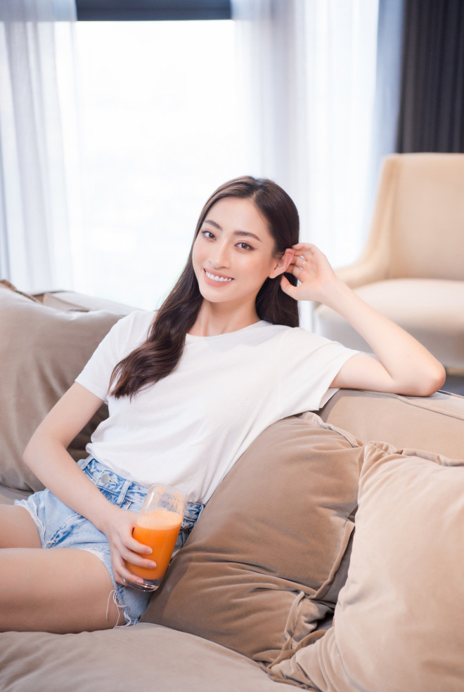 Không gian phòng khách có điểm nhấn là bộ sofa màu nâu.
