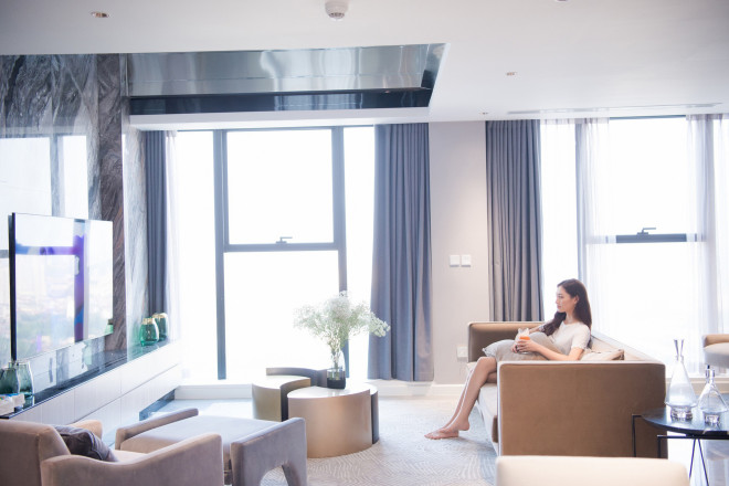 Màu sắc trang nhã cùng không gian thoáng đãng với nhiều cửa sổ lớn, đón ánh nắng tự nhiên giúp tôn lên được sự sang trọng của căn hộ tiền tỉ mà cô sở hữu