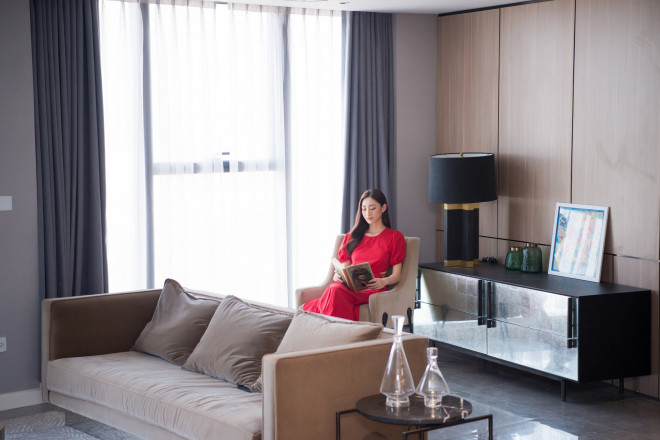 Lương Thùy Linh khéo léo khoe không gian căn hộ qua những khoảnh khắc hoạt động thường ngày. Cô cũng tiết lộ sở thích ở nhà của mình là đọc sách, nấu ăn và trang trí nhà cửa.