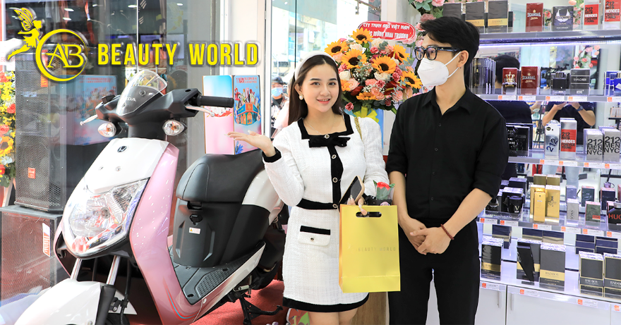 AB Beauty World tặng xe máy điện cho khách hàng trong bối cảnh xăng tăng giá kỷ lục - 1