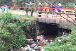 Tin tức trong ngày - Phát hiện 2 người đàn ông chết cạnh xe máy dưới chân cầu