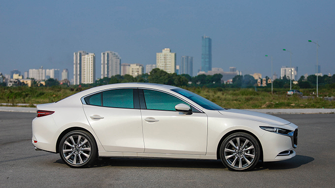 Mazda3 car price in March 2022, discount of 33 million VND and 50% off LPTB - 5