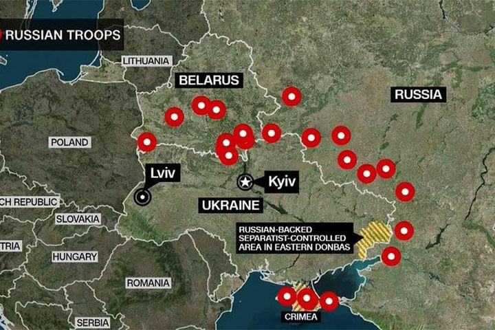 Bản đồ cho thấy trong khi bị bao vây 3 mặt, Ukraine vẫn có thể liên hệ với phương Tây từ Lviv (ảnh: CNN)