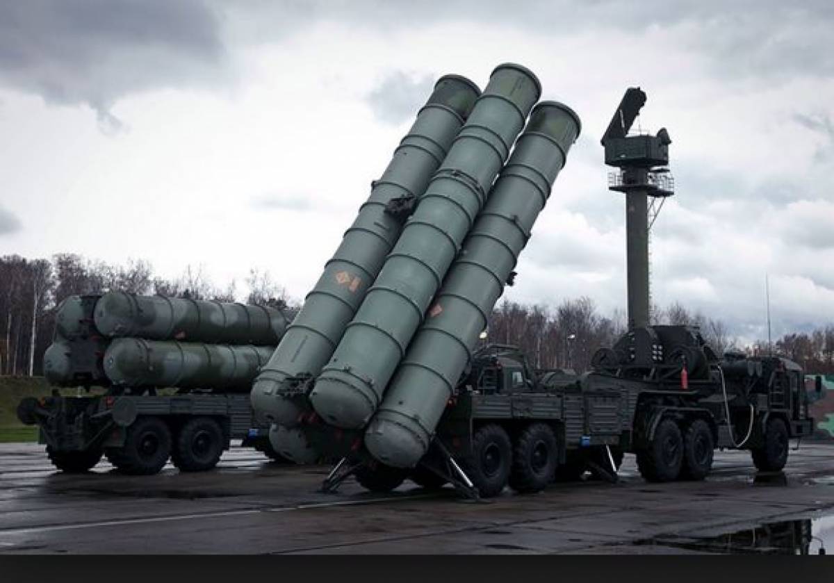 S-300 – hệ thống phòng thủ tên lửa đất đối không có tầm bắn lên tới 150 – 200 km (ảnh: CNN)