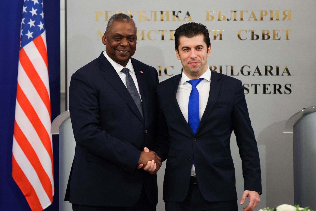 Bộ trưởng Quốc phòng Mỹ Lloyd Austin (trái) và Thủ tướng Bulgaria Kiril Petkov trong cuộc gặp hôm 19.3 (ảnh: CNN)