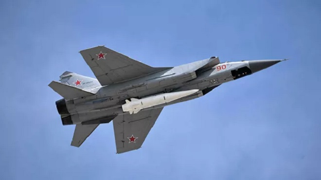 Tiêm kích MiG-31K của Nga mang theo&nbsp;tên lửa siêu thanh Kinzhal.
