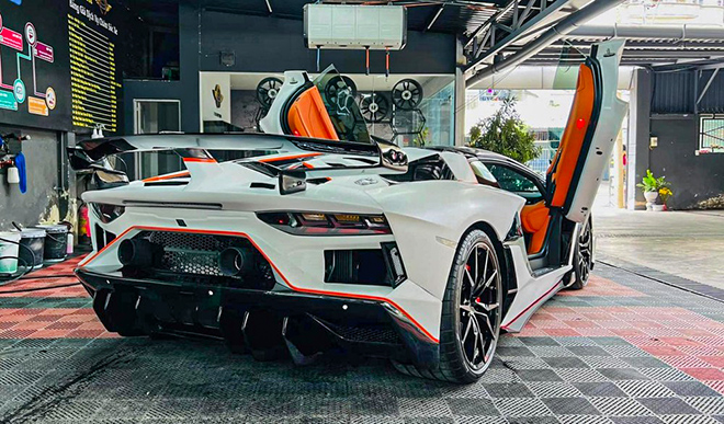 Siêu xe Lamborghini Aventador mui trần nâng cấp bodykit hầm hố tại Việt Nam