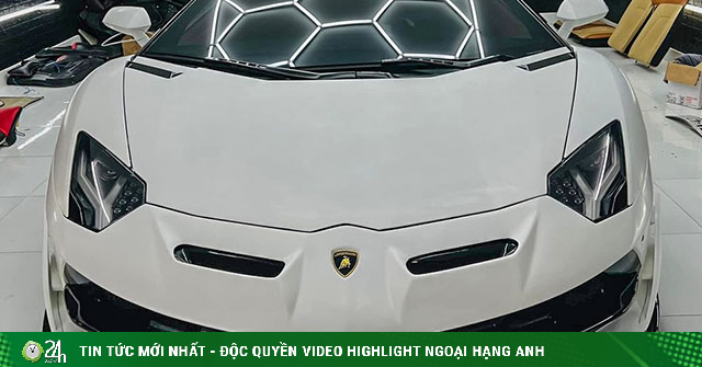 Supercar Lamborghini Aventador convertible with an upgraded bodykit in Vietnam
