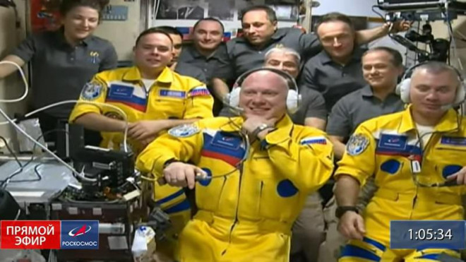 Các phi hành gia Nga ở ISS mặc đồ màu vàng có viền xanh dương. Ảnh: ROSCOSMOS TV