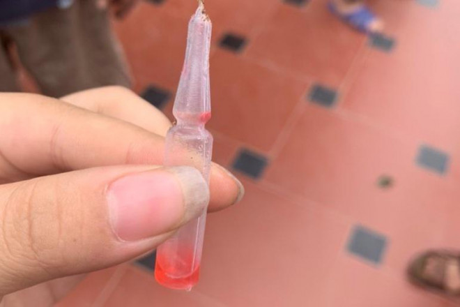 Ống thuốc diệt chuột bé trai 3 tuổi uống phải - Ảnh người nhà cung cấp
